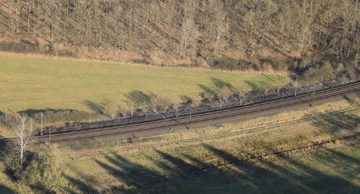 BPOL-KS: Mehrere Böschungsbrände entlang der Bahnstrecke: Einsatz in Osthessen