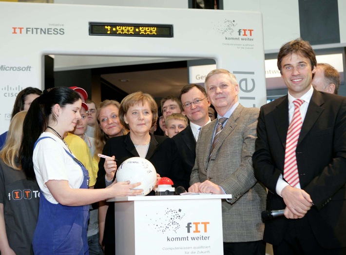 &quot;fIT kommt weiter&quot;: Bundeskanzlerin Angela Merkel startet IT-Fitness-Test auf der CeBIT 2007