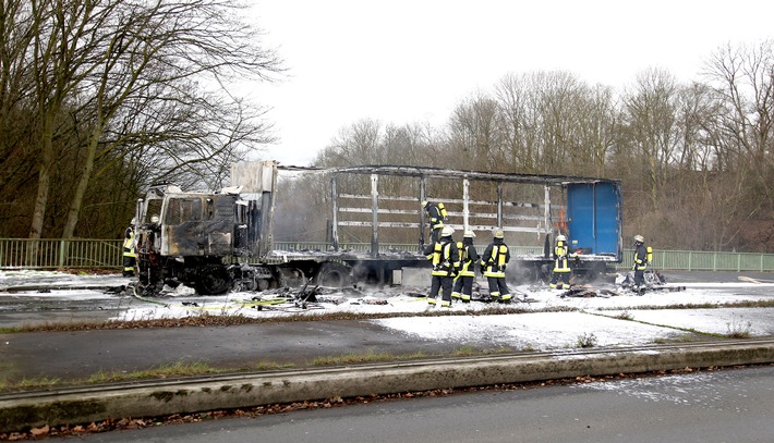 FW-E: Brennender Sattelzug auf der Bottroper Straße, Rauchwolke weithin sichtbar