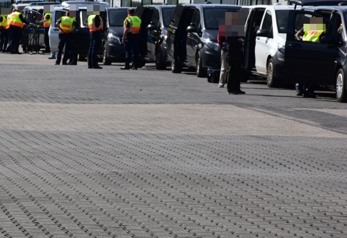 HZA-KR: 180 Einsatzkräfte im Einsatz - drei verletzte Personen, zahlreiche illegale Arbeitnehmer Zoll geht in Mönchengladbach gegen illegale Beschäftigung vor