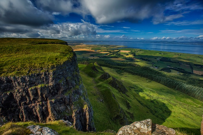 Unterschätzte Wanderregion im Norden Irlands / Das nordirische County Derry~Londonderry dient regelmäßig als Drehort und bietet mit dem Binevenagh Mountain ein echtes Highlight