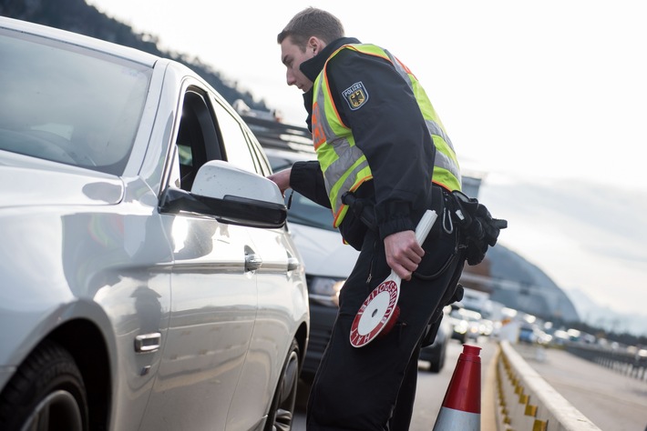 Bundespolizeidirektion München: Reiseende, Strafanzeige, Zurückweisung - Bundespolizei stoppt bosnische Reisegruppe bei Grenzkontrollen