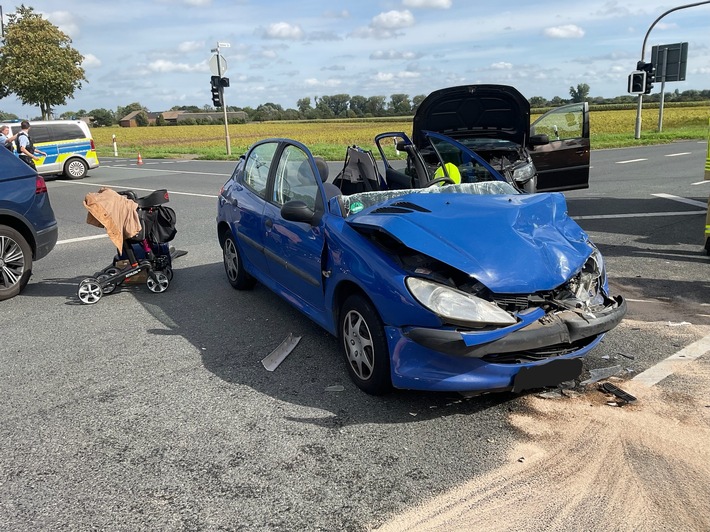 FW Alpen: Verkehrsunfall mit eingeklemmter Person