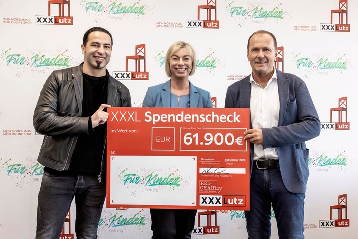 XXXL-Spendenergebnis: Bei der großen Malaktion zum Weltkindertag von XXXLutz kamen insgesamt 61.900 Euro zugunsten der "Bülent Ceylan für Kinder Stiftung" zusammen. Den Spendenscheck gab es für Bülent Ceylan (links) und Melanie Magin (Geschäftsführerin der Stiftung) aus den Händen von Alois Kobler (CEO XXXLutz Deutschland). / Weiterer Text über ots und www.presseportal.de/nr/158011 / Die Verwendung dieses Bildes ist für redaktionelle Zwecke unter Beachtung ggf. genannter Nutzungsbedingungen honorarfrei. Veröffentlichung bitte mit Bildrechte-Hinweis.