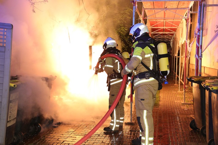 FW Dresden: Mehrere Brände von Abfallbehältern in Dresden - Feuerwehr mehrfach im Einsatz