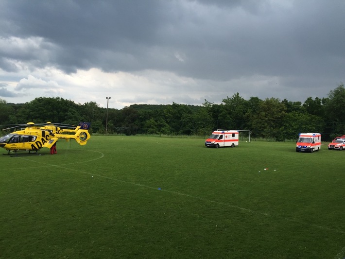 POL-PDKL: Blitz schlägt aus heiterem Himmel auf Sportplatz ein - 33 Menschen wurden ins Krankhaus gebracht - Erste Nachtragsmeldung