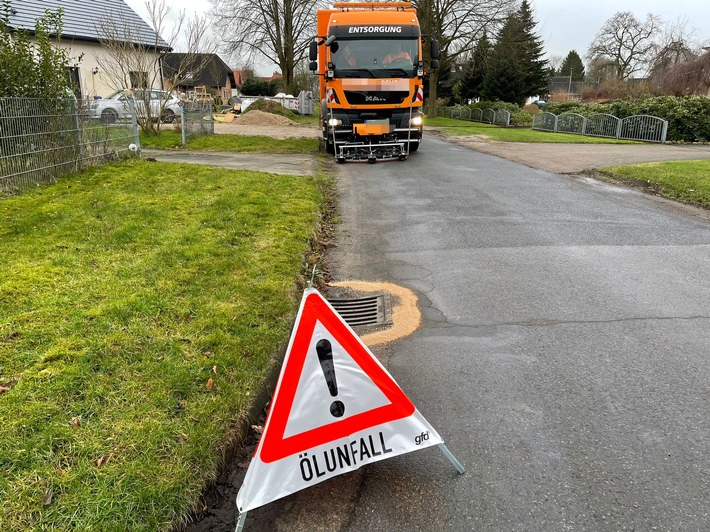 FFW Schiffdorf: Unbekannter Verursacher sorgt für Ölspur von über einen Kilometer länge