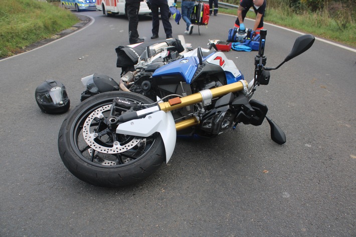 POL-DN: Motorradfahrerin bei Unfall schwer verletzt