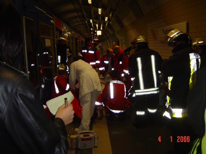 FW-E: Person zwischen U-Bahn und Bahnsteig eingeklemmt