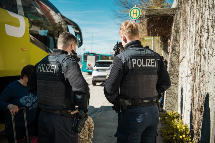 Bundespolizeidirektion München: Schweigen und Schwindeln/ Bundespolizei überführt Straftäter im Fernbus