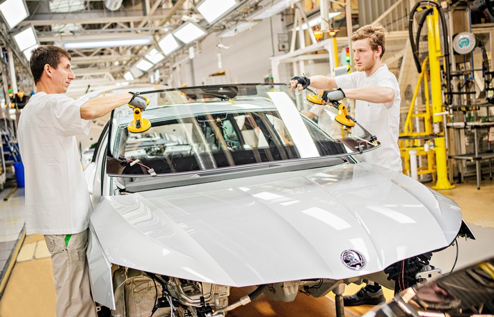 Serienproduktion des neuen SKODA OCTAVIA im Stammwerk Mladá Boleslav angelaufen (FOTO)