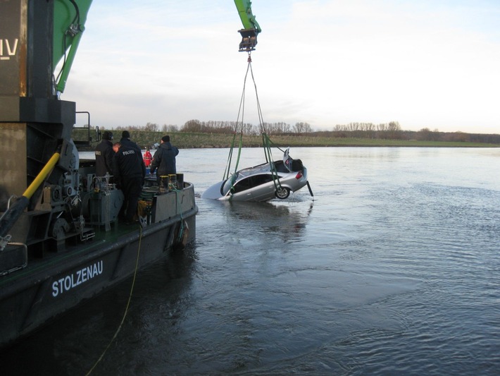 POL-NI: Eystruper fährt mit seinem PKW in die Weser - kann sich retten - Auto versinkt -Bild im Download-