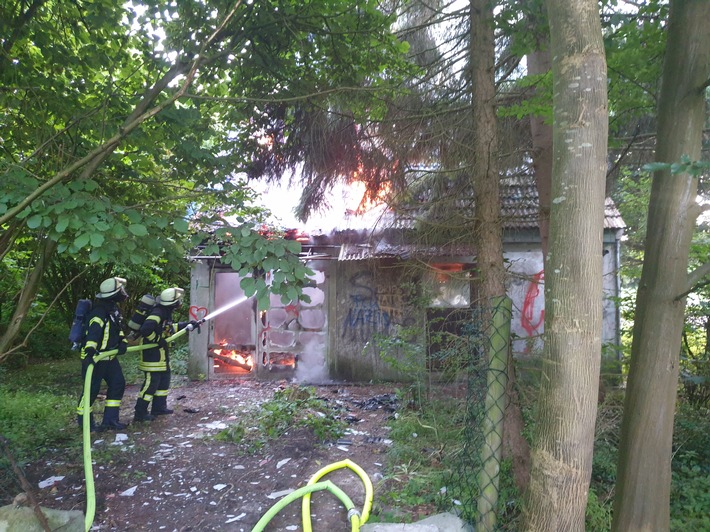 POL-WHV: Erneuter Gartenlaubenbrand im Kleingartengelände - Polizei sucht Zeugen (mit Bild)