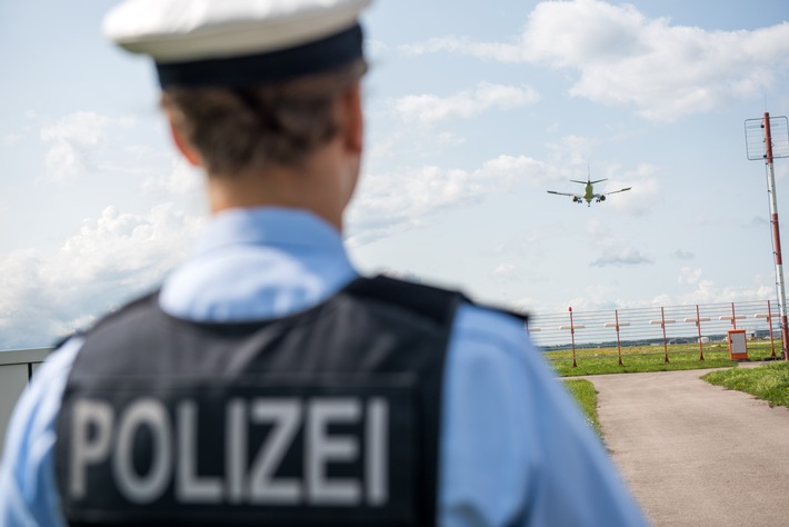 Bundespolizeidirektion München: Ab in die Sonne... 
-Die Bundespolizei möchte, dass Sie sicher reisen-