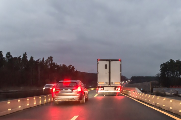 TÜV Rheinland: Diese Fahrerassistenzsysteme sind ab dem 6. Juli Pflicht / Verschiedene Assistenzsysteme für die Typgenehmigung von Fahrzeugen in der EU nun zwingend erforderlich