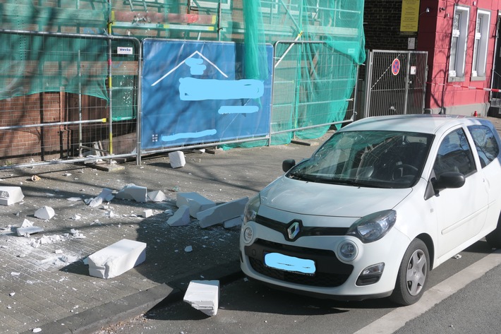 FW-DO: 19.03.2022 Technische Hilfeleistung in Dortmund-Hörde Herabstürzende Mauerteile beschädigen geparkte Autos