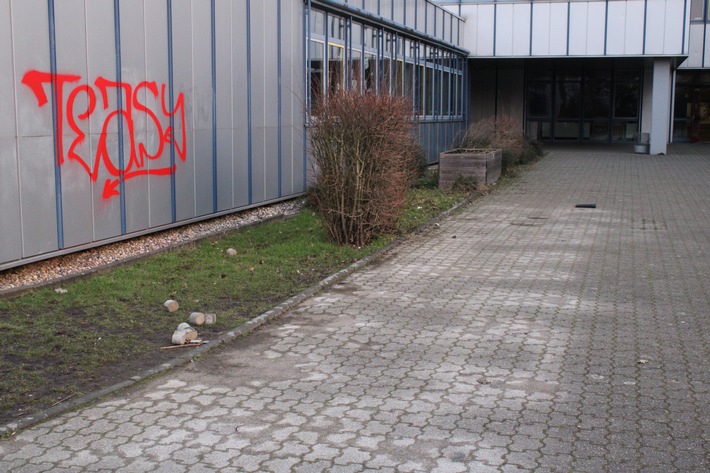 POL-RBK: Bergisch Gladbach - Unbekannte randalieren auf dem Schulhof einer Gesamtschule