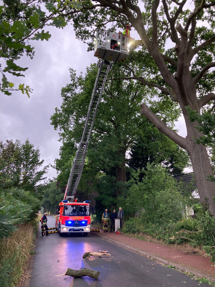 FW-PI: Sturmtief &quot;Poly&quot; beschert den Feuerwehren im Kreis Pinneberg einen unruhigen Nachmittag