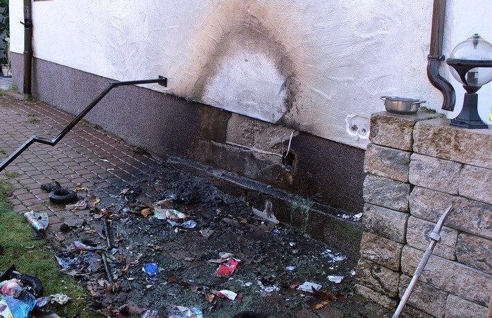 POL-OE: Mülltonnenbrand verursacht Sachschaden an Hauswand