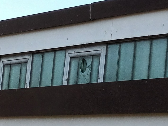 POL-NI: Hoya: Steinwürfe auf Sporthalle - unbekannte Täter beschädigen Fensterscheiben