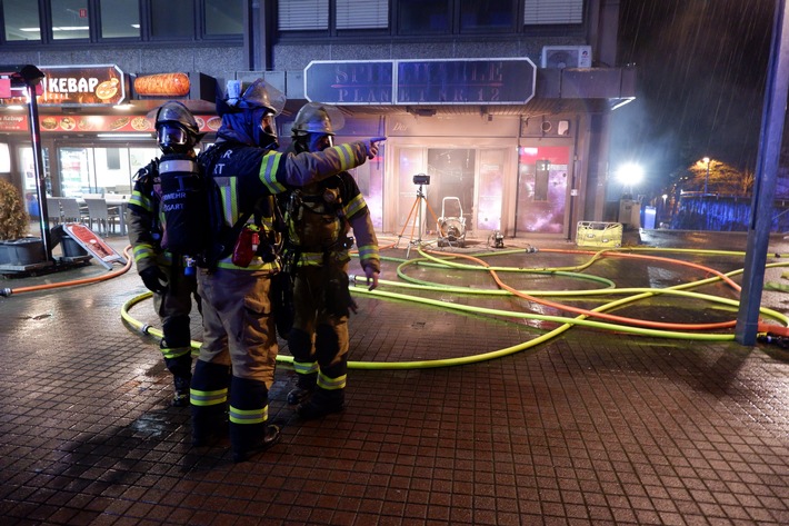 FW Stuttgart: Nächtlicher Brand in Spielhalle