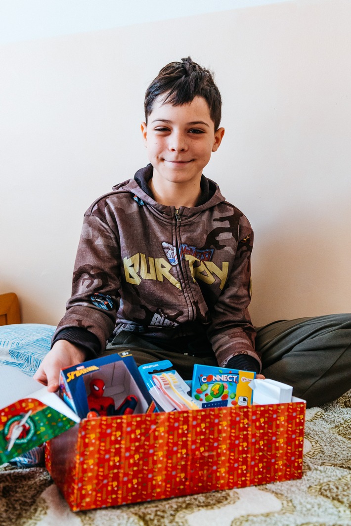 Gutes tun mit wenigen Klicks / Weihnachten im Schuhkarton® startet neuen Online-Schuhkarton (FOTO)