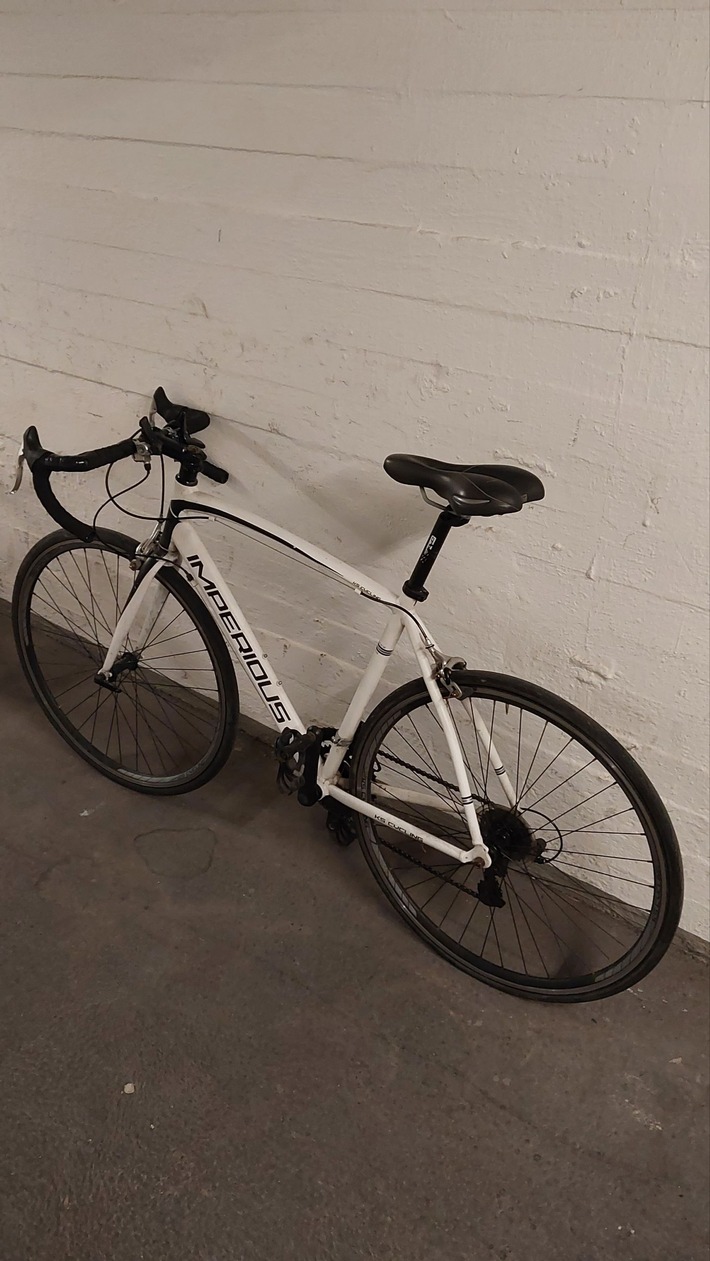 POL-HL: Lübeck - St. Gertrud / Sichergestelltes Rennrad - Eigentümer gesucht