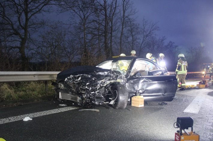 FF Bad Salzuflen: Ein schwerverletzter nach Unfall mit mehreren Beteiligten auf der A2/ Feuerwehr Bad Salzuflen rückt mit 40 Einsatzkräften am Sonntagmorgen auf die Autobahn aus