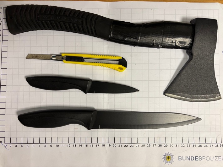 BPOL NRW: Bundespolizei findet Axt, Messer und Pfeffersprays bei einem Mann