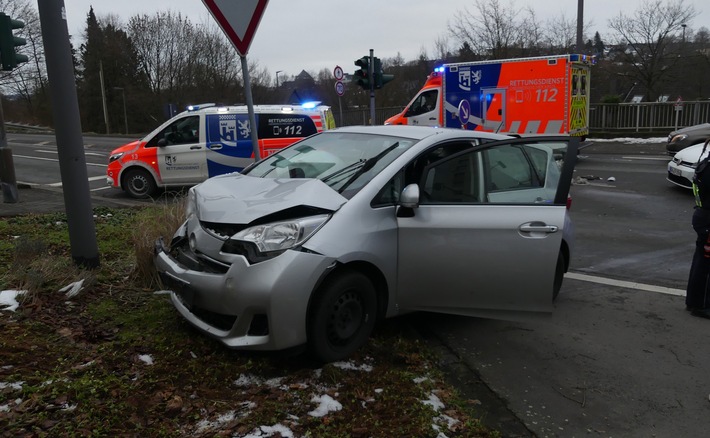 POL-GM: Unfall im Kreuzungsbereich