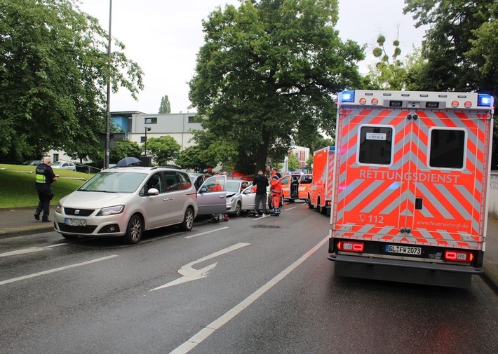 POL-RBK: Bergisch Gladbach - Auffahrunfall mit mehreren Verletzten