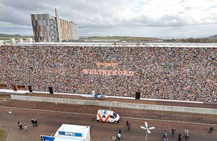 Riesiger RID-Weltrekord für Haustierliebhaber und Haustierliebhaberinnen – die »Vet-Concept GmbH & Co. KG« schmückt komplette 1.251,47 Quadratmeter große Hallenwand mit »größter digital erzeugter Fotocollage aus Haustierporträts«