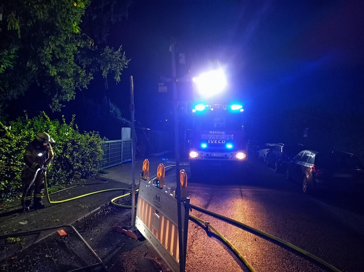 FW-EN: Mobile Toilettenkabine brannte in voller Ausdehnung - Nächtlicher Einsatz am Leharweg