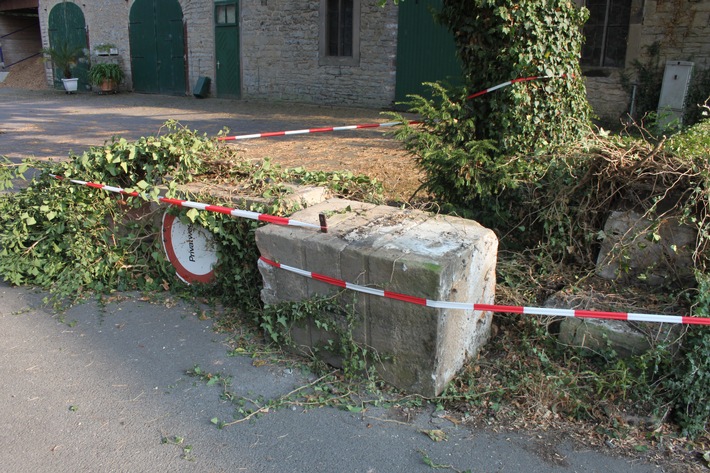 POL-HX: Steinpfeiler am Borlinghausener Schloss beschädigt