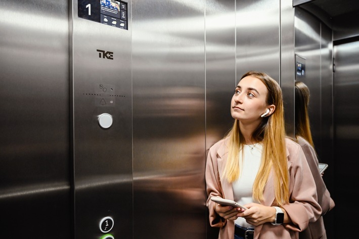 TK Elevator stellt EOX vor, einen ökoeffizienten und digital nativen Aufzug, der Standardaufzüge für Wohngebäude mit erstklassigen Spezifikationen ausstattet / TK Elevator introduces EOX, an eco-efficient and natively digital elevator that brings premium specs to standard elevators for residential buildings / Weiterer Text über ots und www.presseportal.de/nr/113002 / Die Verwendung dieses Bildes ist für redaktionelle Zwecke unter Beachtung ggf. genannter Nutzungsbedingungen honorarfrei. Veröffentlichung bitte mit Bildrechte-Hinweis.