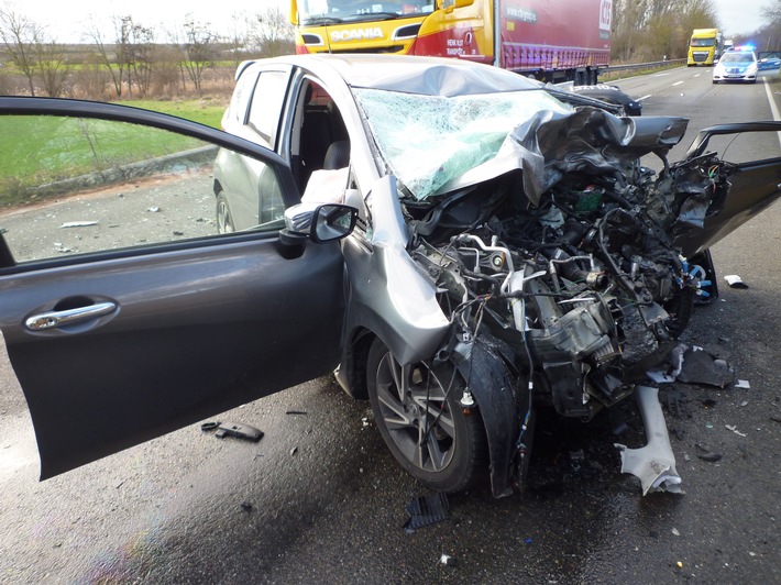 POL-PDWO: Tödlicher Verkehrsunfall zwischen Lkw und Pkw