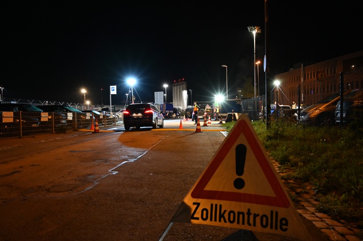 HZA-D: Große Kontrollaktion des Zolls am Düsseldorfer Flughafen / Düsseldorfer Zoll, Landespolizei, Bundespolizei und Technisches Hilfswerk kontrollieren bis in die Nacht auf komplettem Flughafengelände