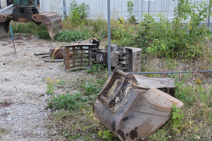 POL-SO: Diebe stehlen tonnenschweren Hydraulikhammer von Baustelle