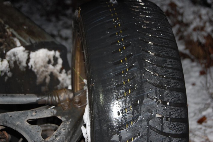 POL-PDKL: Verkehrsunfall
An den Reifen gespart, PKW Totalschaden, Fahrerin verletzt