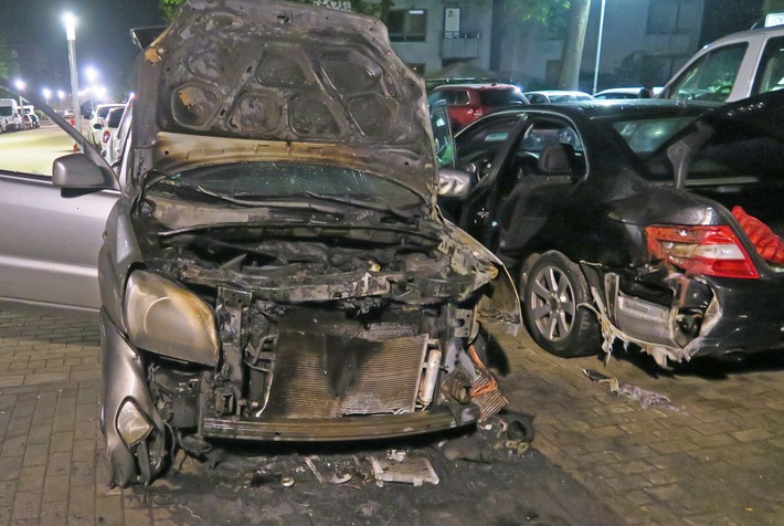 POL-ME: Berliner Viertel: Auto brannte aus - Polizei ermittelt - Monheim am Rhein - 2106035