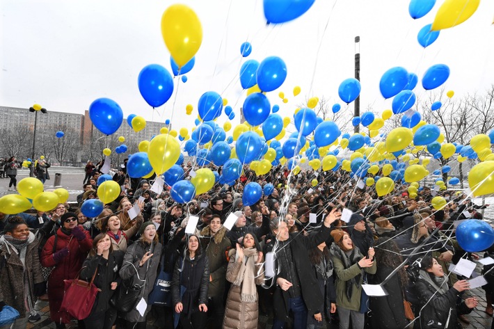 Ballon-Aktion mit Sawsan Chebli vor dem Roten Rathaus -
550 StudentInnen und WissenschaftlerInnen aus Deutschland und den USA setzen Zeichen für Völkerverständigung