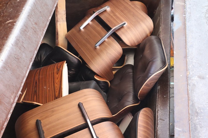 HZA-OS: Osnabrücker Zöllner machen aus gefälschten Designermöbeln Kleinholz; Möbel im Wert von rund 423.000 Euro sichergestellt