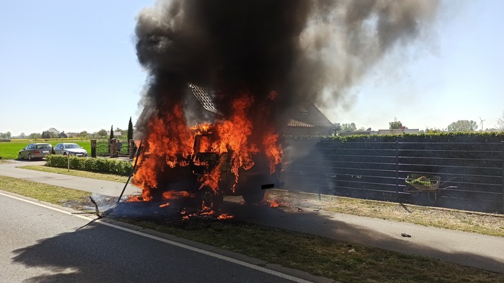 FW-KLE: Während der Fahrt - Wohnmobil brennt komplett aus