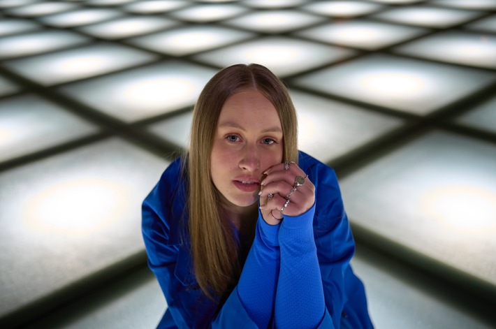 EMY mit ihrer neuen Single "Farbenblind"