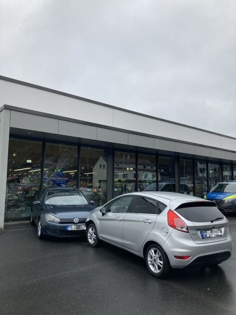 POL-OF: Autofahrerin schiebt anderes Fahrzeug in Scheibe: Glimpflicher Ausgang bei Verkehrsunfall auf Discounter-Gelände