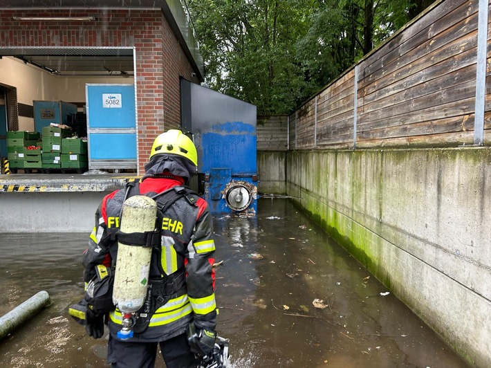 FW-ROW: Müllcontainerbrand auf Betriebsgelände - Einsatz des neuen Wechselladerfahrzeug