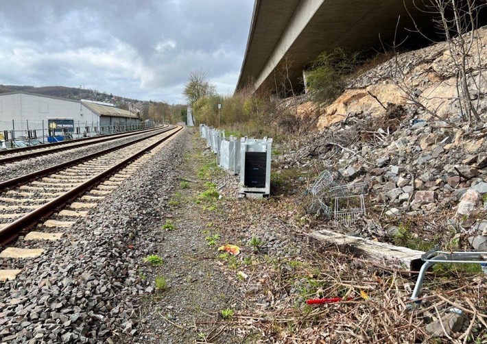 BPOL NRW: Regionalbahn kollidiert mit Einkaufswagen - Bundespolizei ermittelt und sucht nach Zeugen