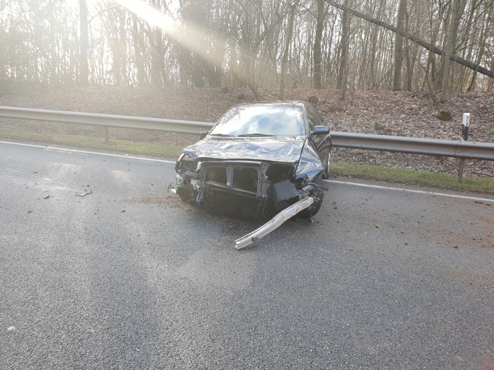 POL-NOM: Verkehrsunfall durch Zusammenstoß mit Mittelschutzplanke - Fahrzeugführer blieb unverletzt

37412 Herzberg, B243 Herzberg in Richtung Bad Lauterberg (Höhe Abfahrt Scharzfeld)
03.01.2019, 11:05 Uhr