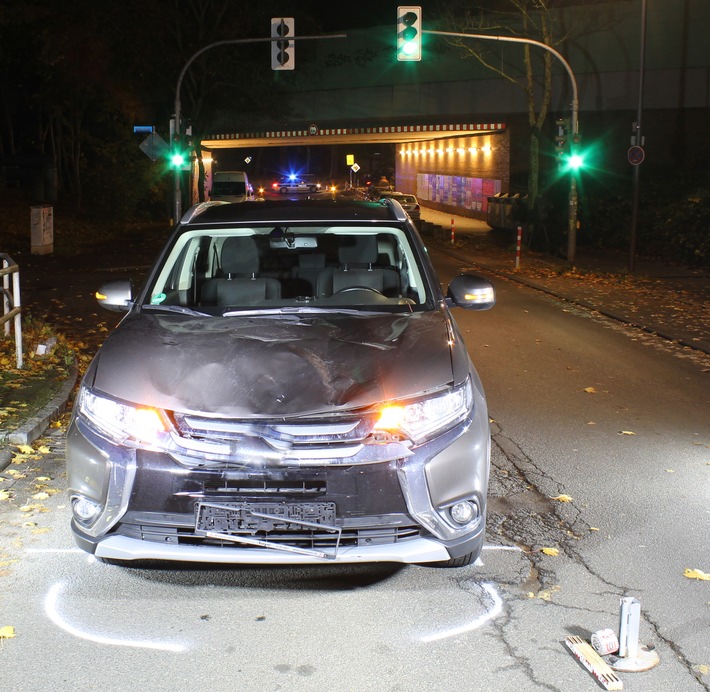 POL-BO: Bochum / Sie gingen bei &quot;Grün&quot; - Zwei Fußgängerin von Pkw erfasst und schwerverletzt