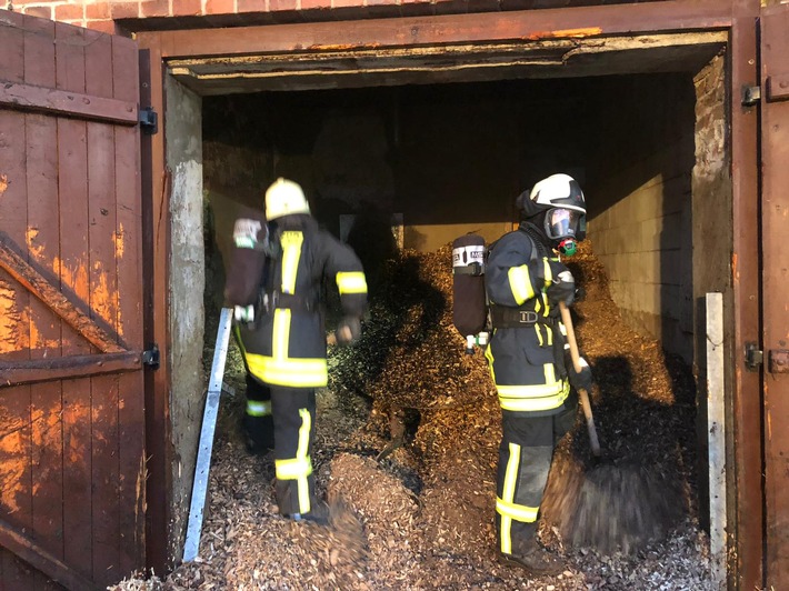 FW Borgentreich: Brand eines Spähnebunkers in Borgholz. Ein Feuerwehrmann wurde in ein Krankenhaus verbracht.